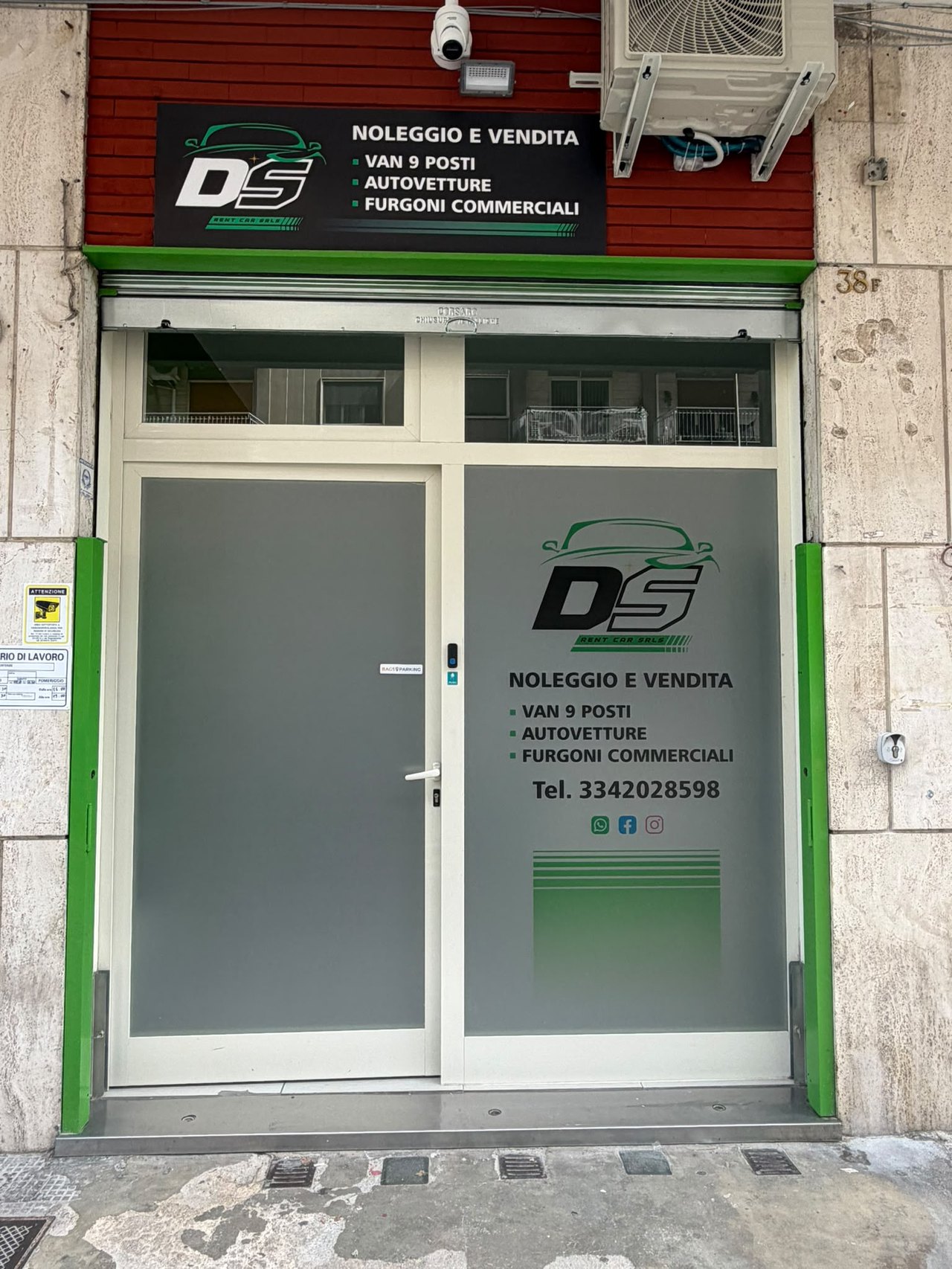 Ingresso DS Rentcar con stipiti verdi e insegna «Noleggio e vendita van 9 posti, autovetture, furgoni commerciali