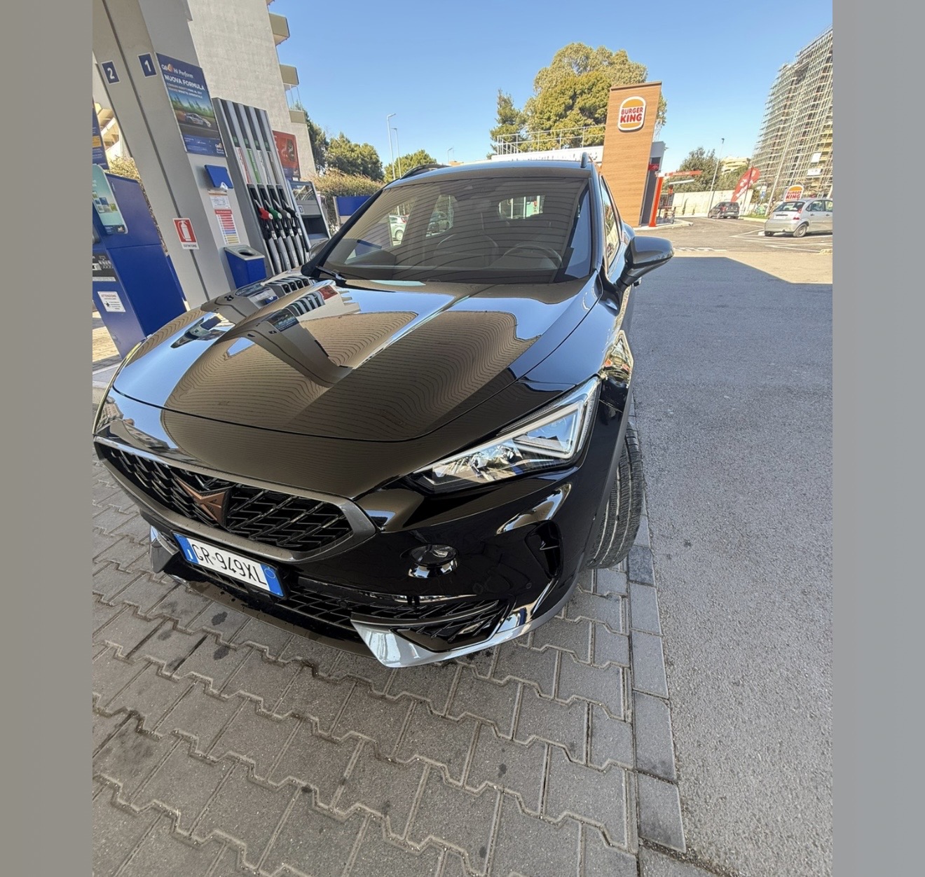 SUV Cupra nero della flotta DS Rentcar, targa GR-949XL, fermo alle pompe di un distributore con insegna Burger King